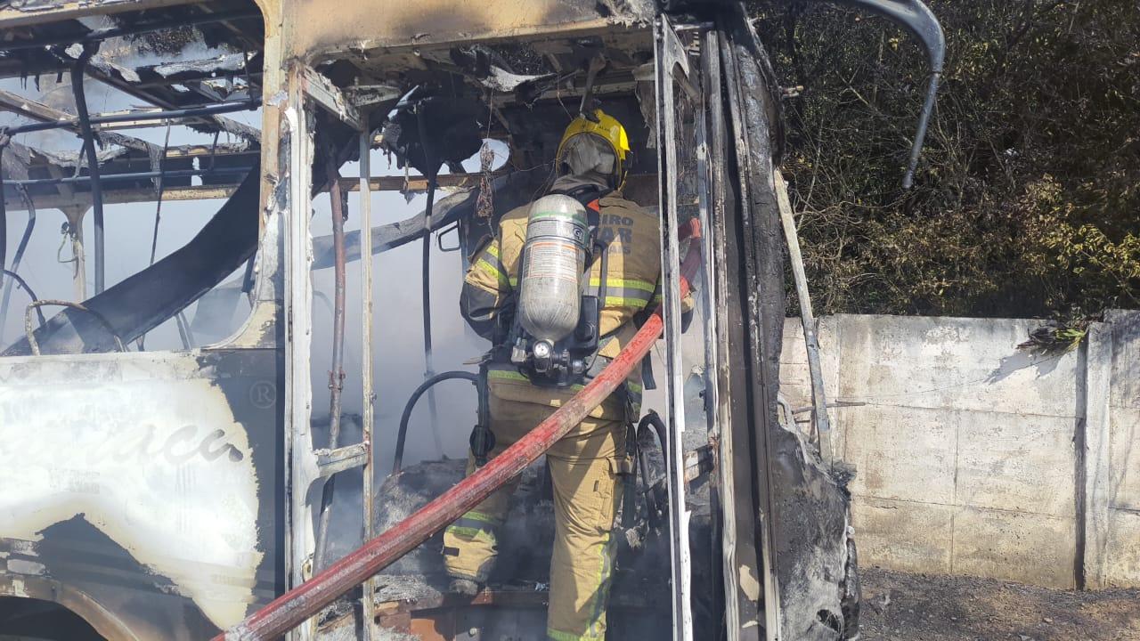 Bombeiros controlam incêndio em ônibus com estudantes na região de Barbacena