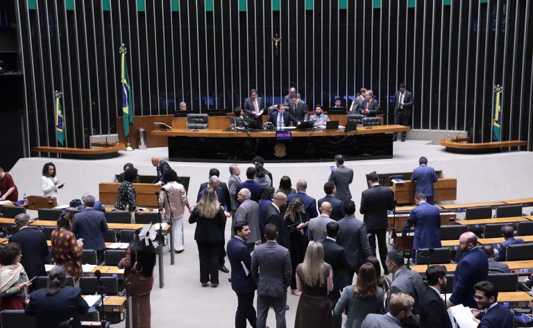 Câmara dos Deputados analisa projeto que exige aprovação do Ministério da Agricultura para normas sobre espécies animais e vegetais