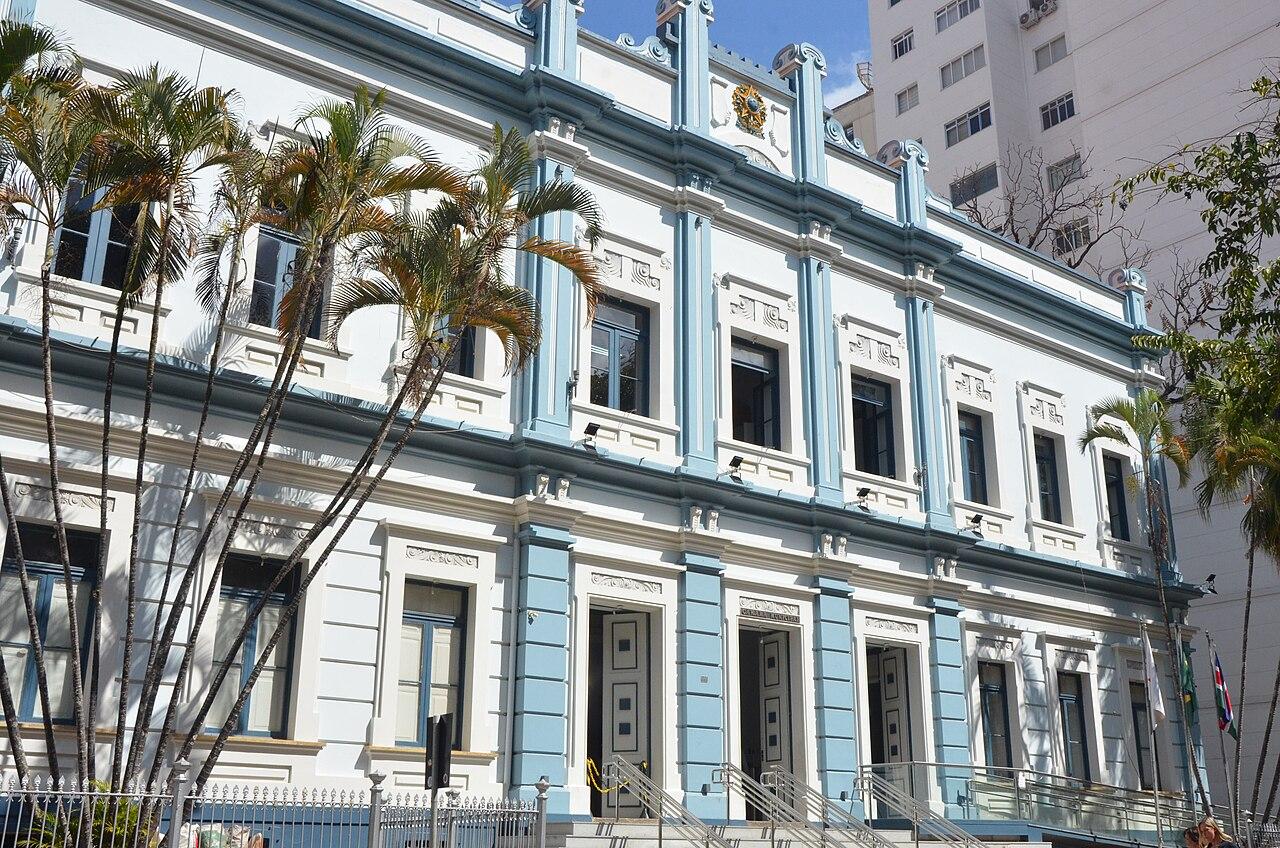 Câmara de Juiz de Fora aprova projetos para vacinação domiciliar e cardápio impresso obrigatório