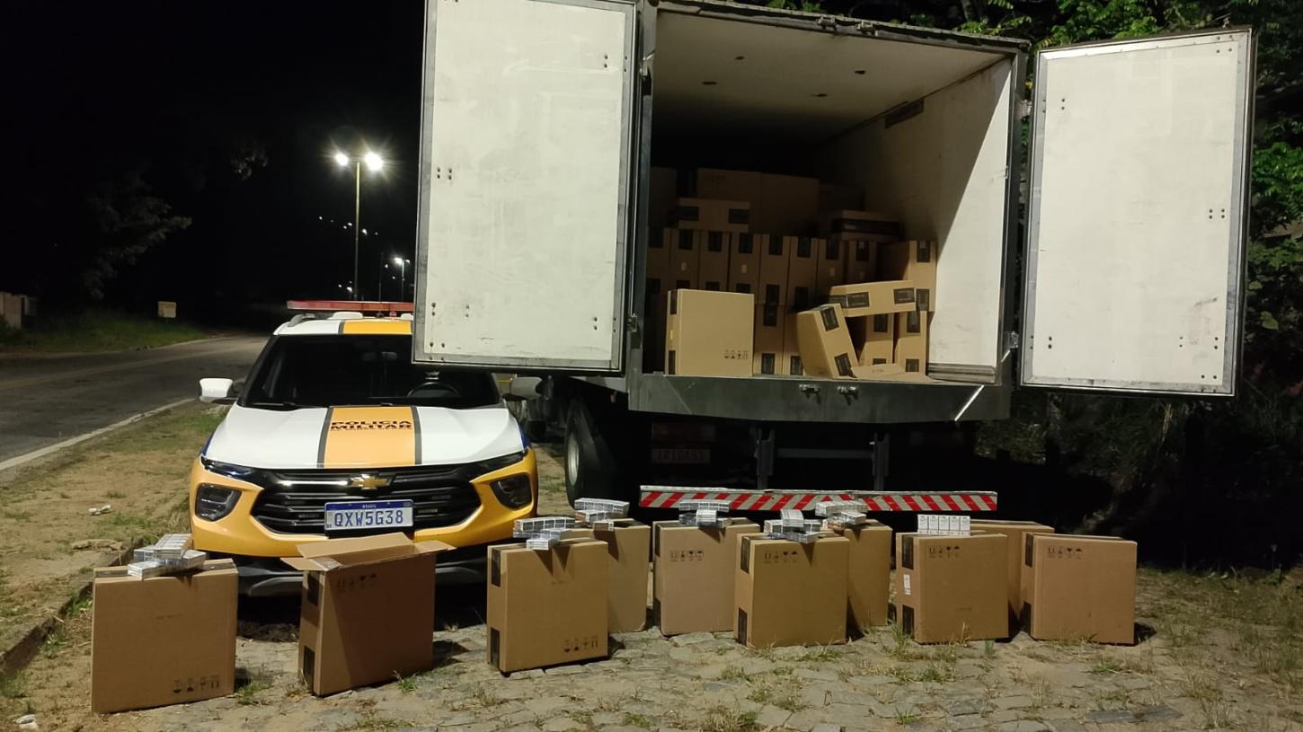 Caminhão com carga ilegal de cigarros avaliada em mais de R$ 1 milhão é apreendido em Além Paraíba