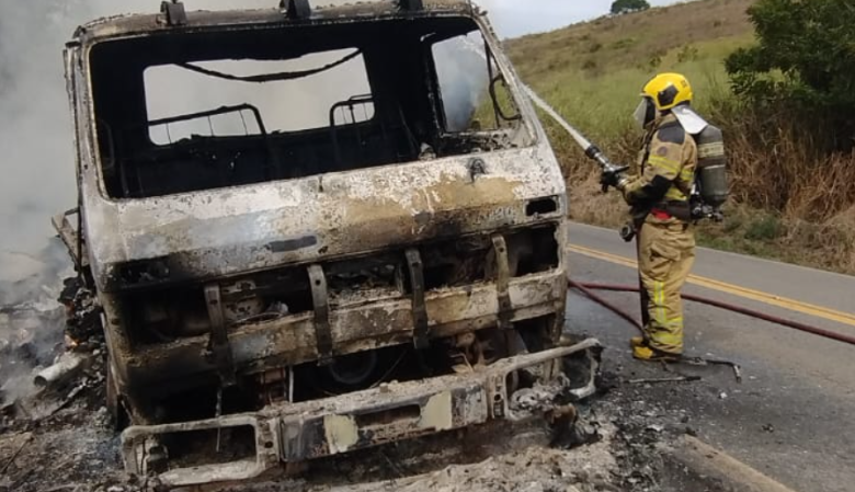 Caminhão pega fogo na MG-133 e gari fica gravemente ferido após acidente em Juiz de Fora