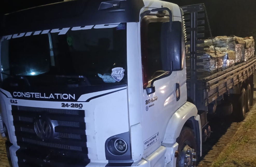 Caminhoneiro é preso após retirar placa e fugir de pedágio na MGC-393, em Além Paraíba
