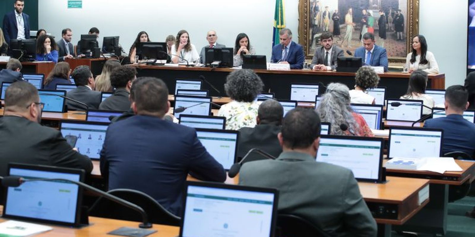 CCJ da Câmara adia votação de PEC sobre maioridade penal para 16 anos