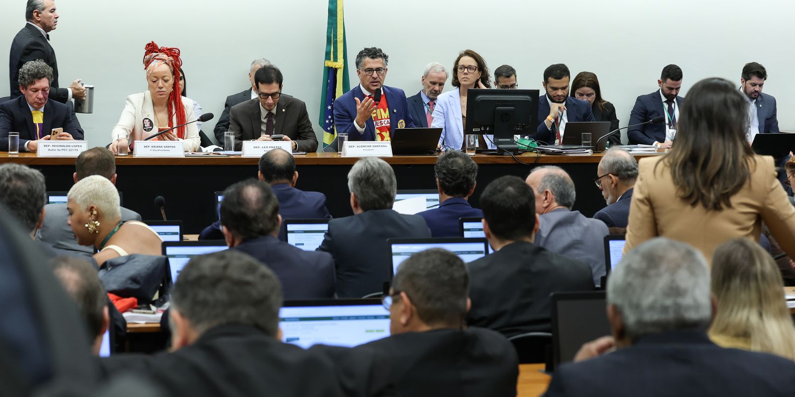 Centrão busca alterar regra de transição para o fim da escala 6x1