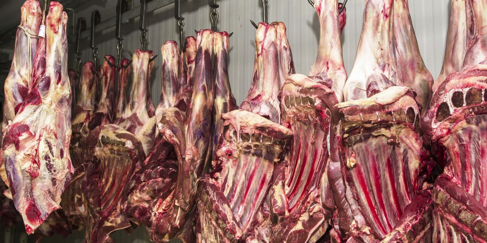 China suspende três frigoríficos brasileiros por irregularidades sanitárias