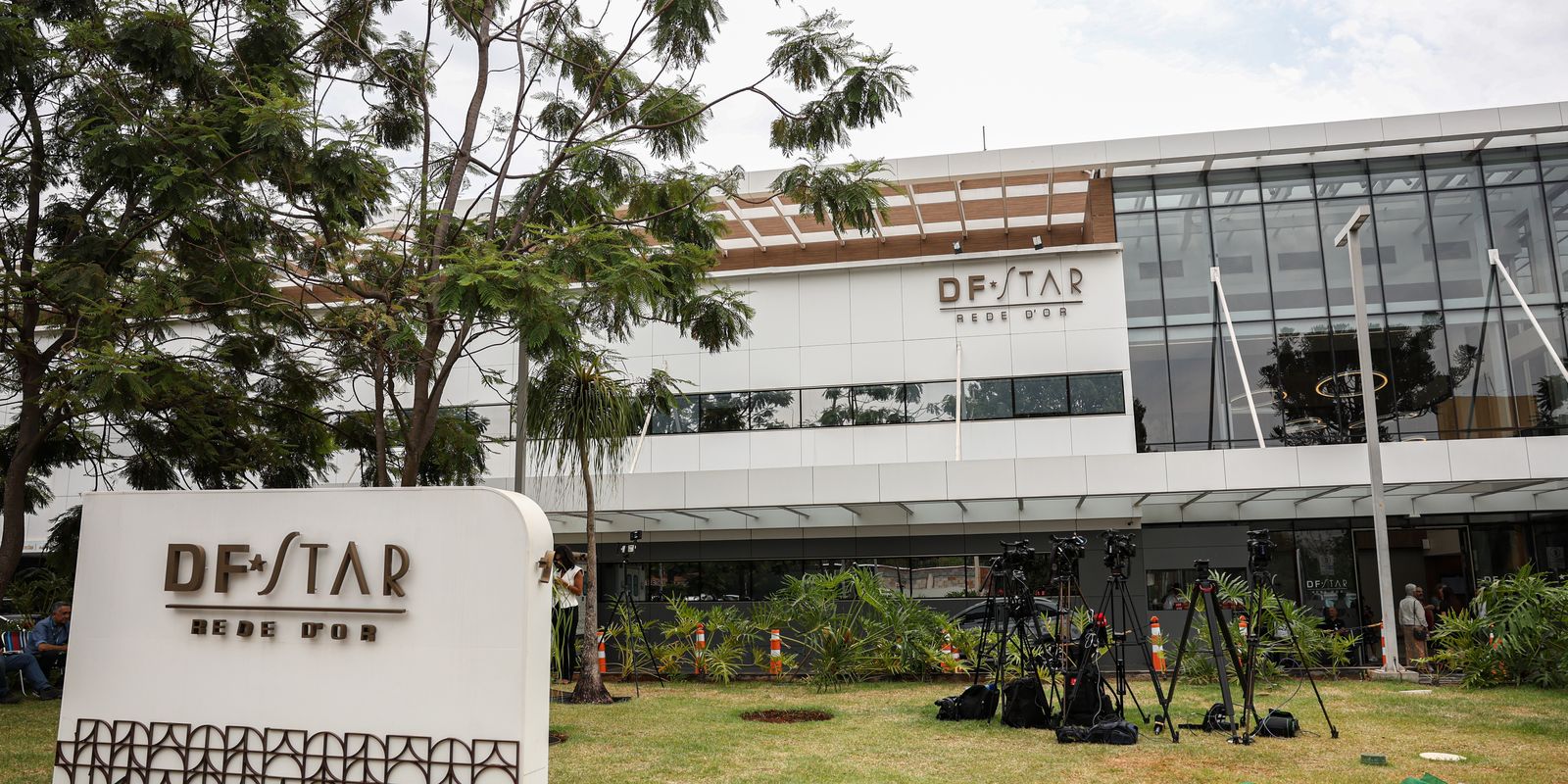 Ex-presidente Bolsonaro realiza cirurgia no ombro com sucesso em Brasília