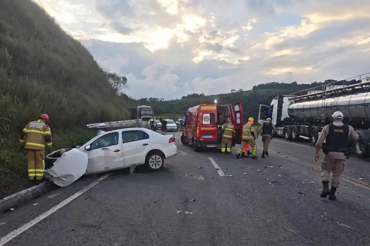 Colisão entre carro e carreta deixa dois feridos graves na BR-265, em Barbacena