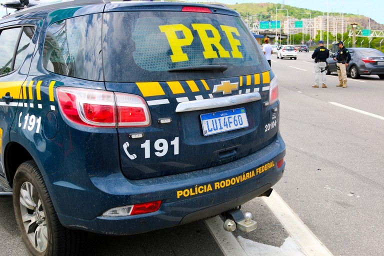 Colisão entre três carros deixa ferido e motorista foge em rodovia de MG