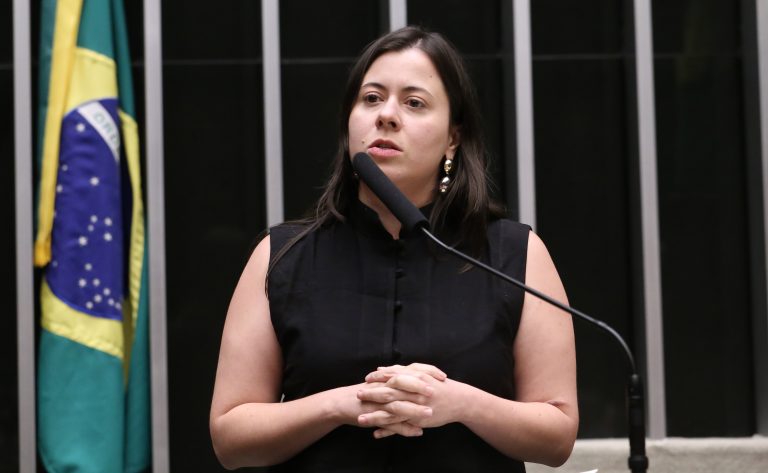 Projeto de lei que pune gestor por não pagar piso salarial de professores avança