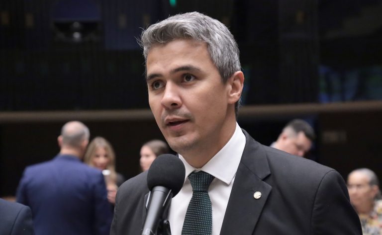 Comissão da Câmara aprova tempo 50% maior em provas para alunos com TDAH e dislexia