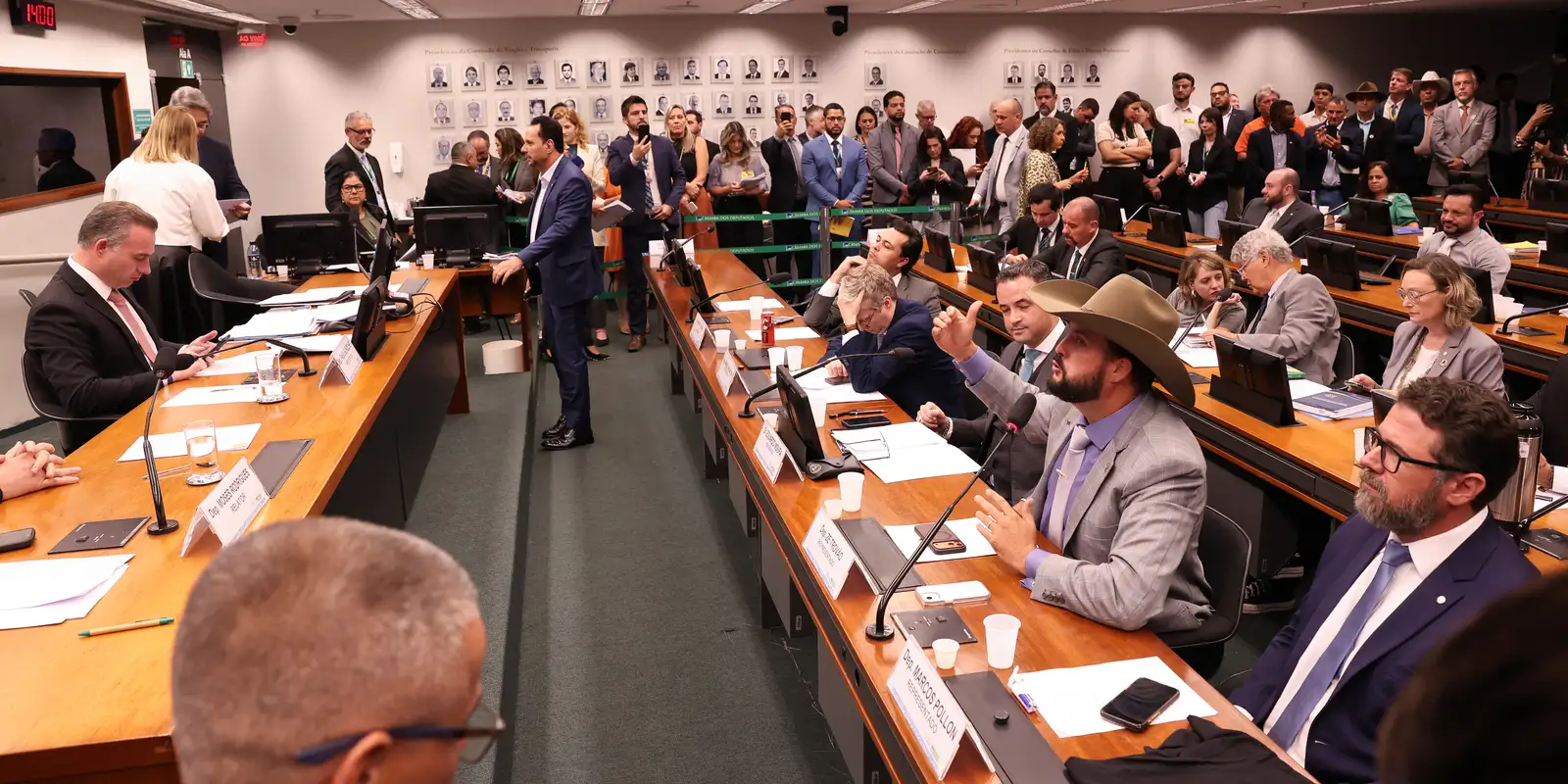 Conselho de Ética aprova suspensão de três deputados por motim na Câmara