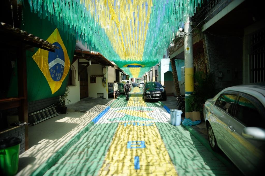 Copa do Mundo e festas juninas: Cemig alerta para riscos com fogueiras e enfeites perto da rede elétrica