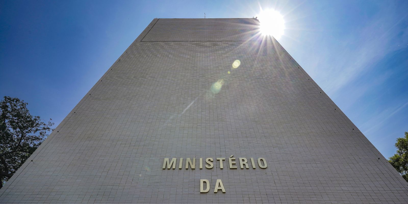Bloqueio de R$ 22,1 bilhões no Orçamento de 2026 atinge Defesa e Cidades