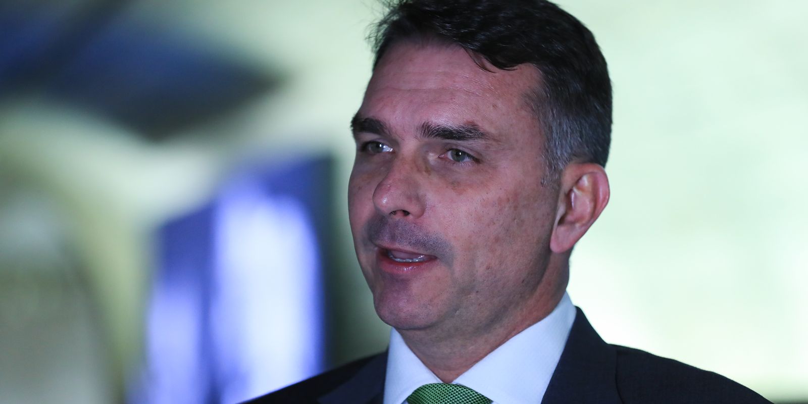 Deputados solicitam investigação sobre a ligação entre Flávio Bolsonaro e Daniel Vorcaro