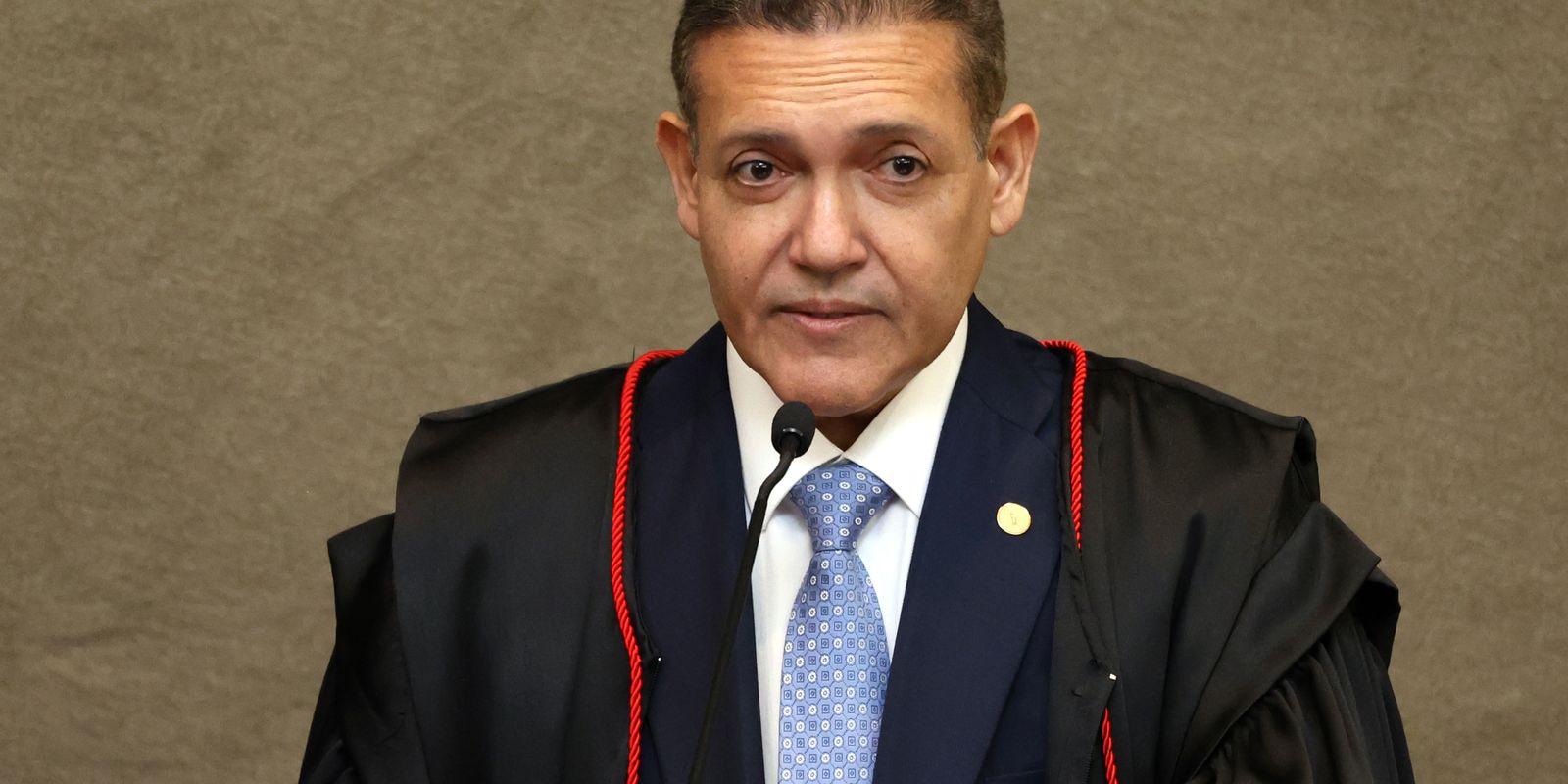Nunes Marques assume presidência do TSE com foco no combate à inteligência artificial nas eleições