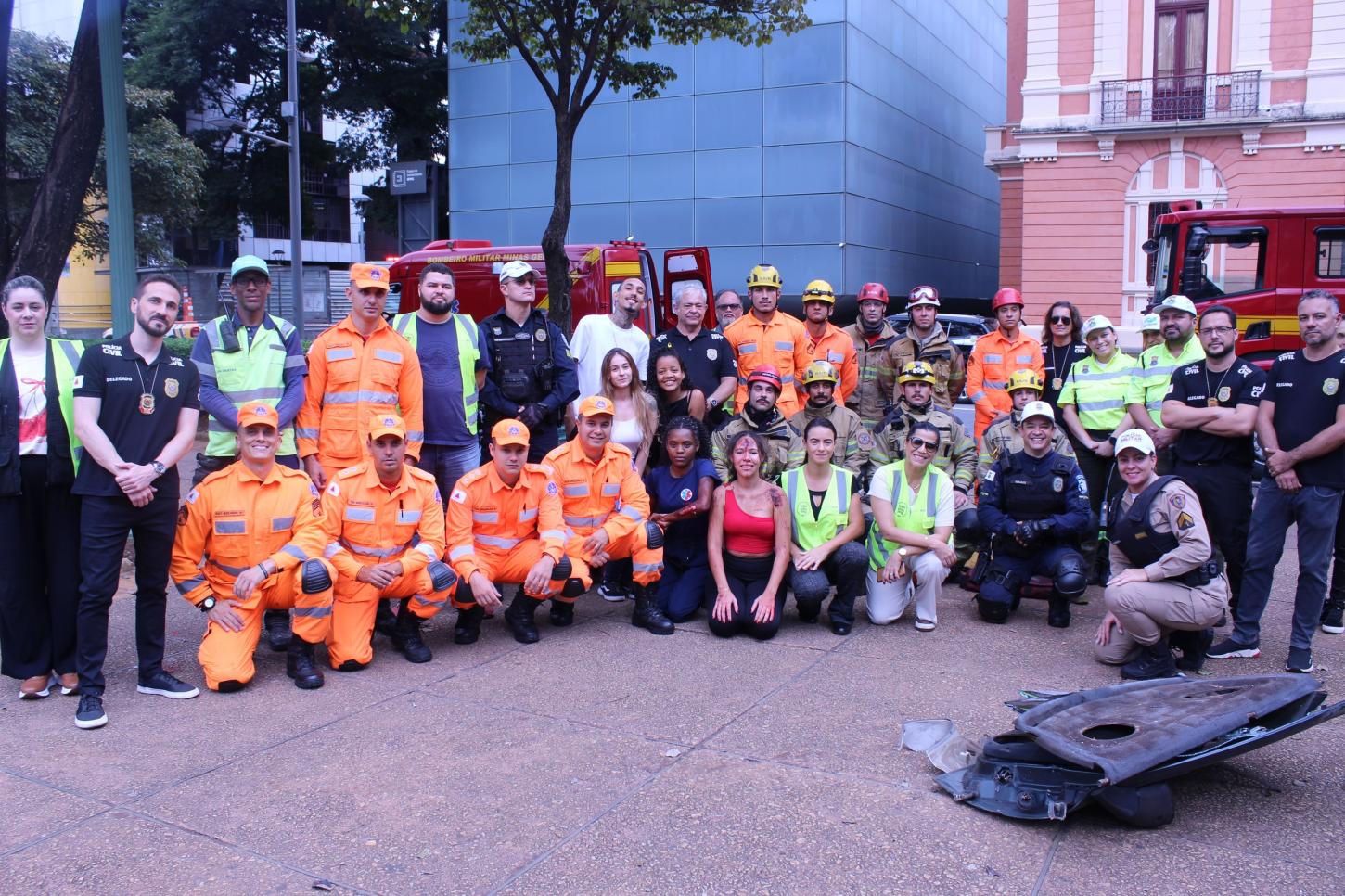 Detran-MG e Corpo de Bombeiros realizam simulação de resgate na Praça da Liberdade