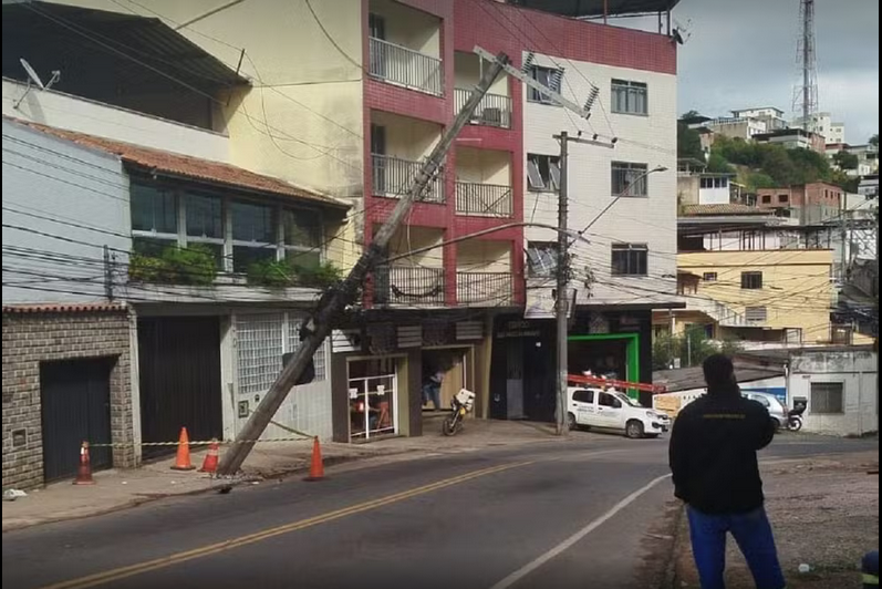 Dois carros atingem postes em menos de 24 horas em Juiz de Fora e acendem alerta para segurança no trânsito