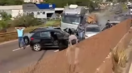 Engavetamento com 13 veículos assusta motoristas no Anel Rodoviário de Belo Horizonte