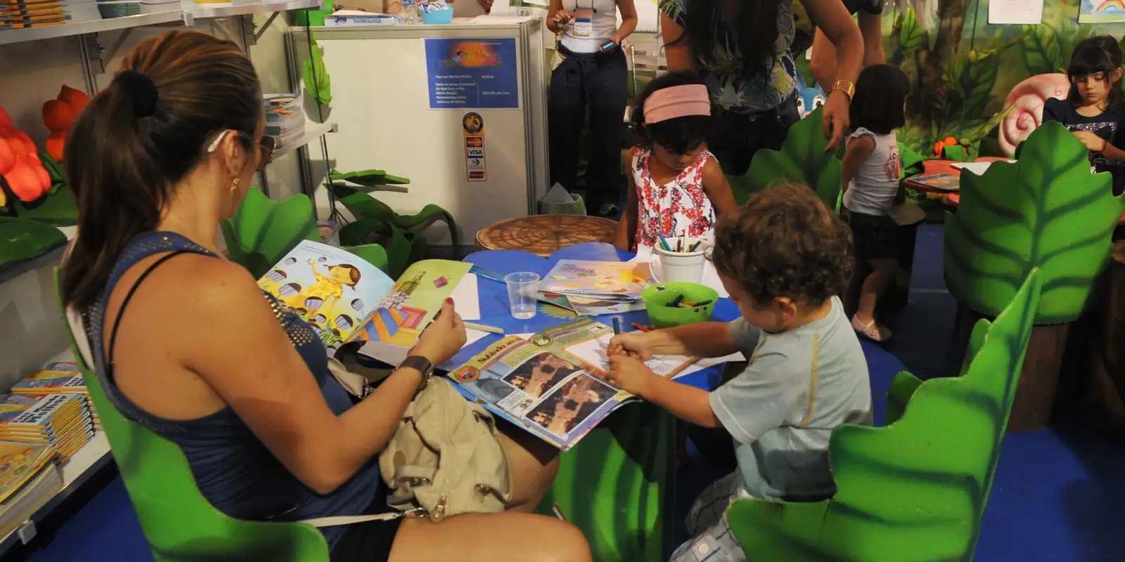 Estudo da OCDE: 53% das famílias brasileiras raramente ou nunca leem para crianças de 5 anos