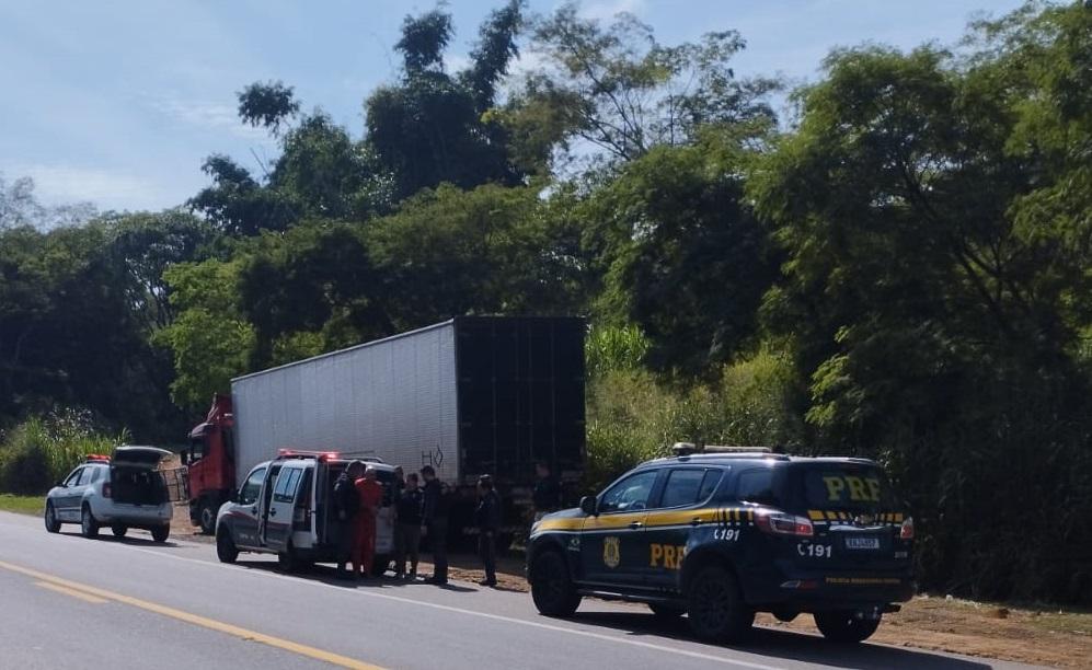 Fila de obras provoca colisão traseira e deixa detento ferido na BR-116 em Minas Gerais