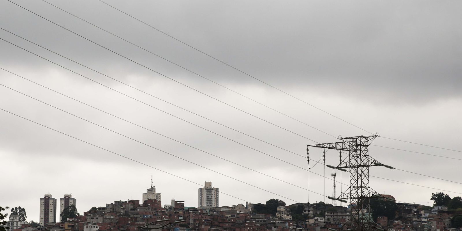 Temporal e chuva intensa devem dominar o fim de semana no Brasil, com ciclone previsto para o Sul