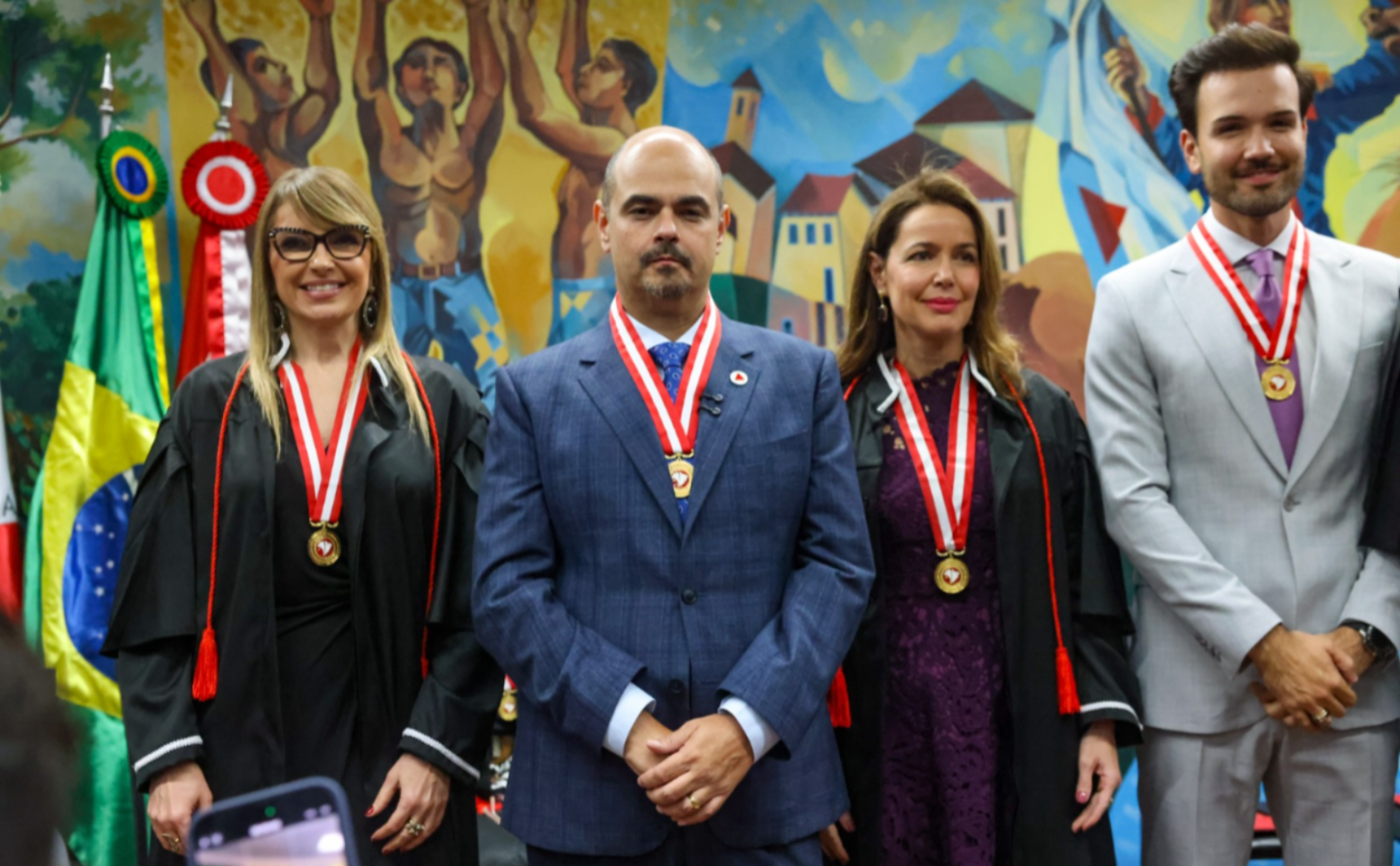 Governador recebe Medalha do Mérito e empossa nova procuradora-geral do MPC em Minas Gerais