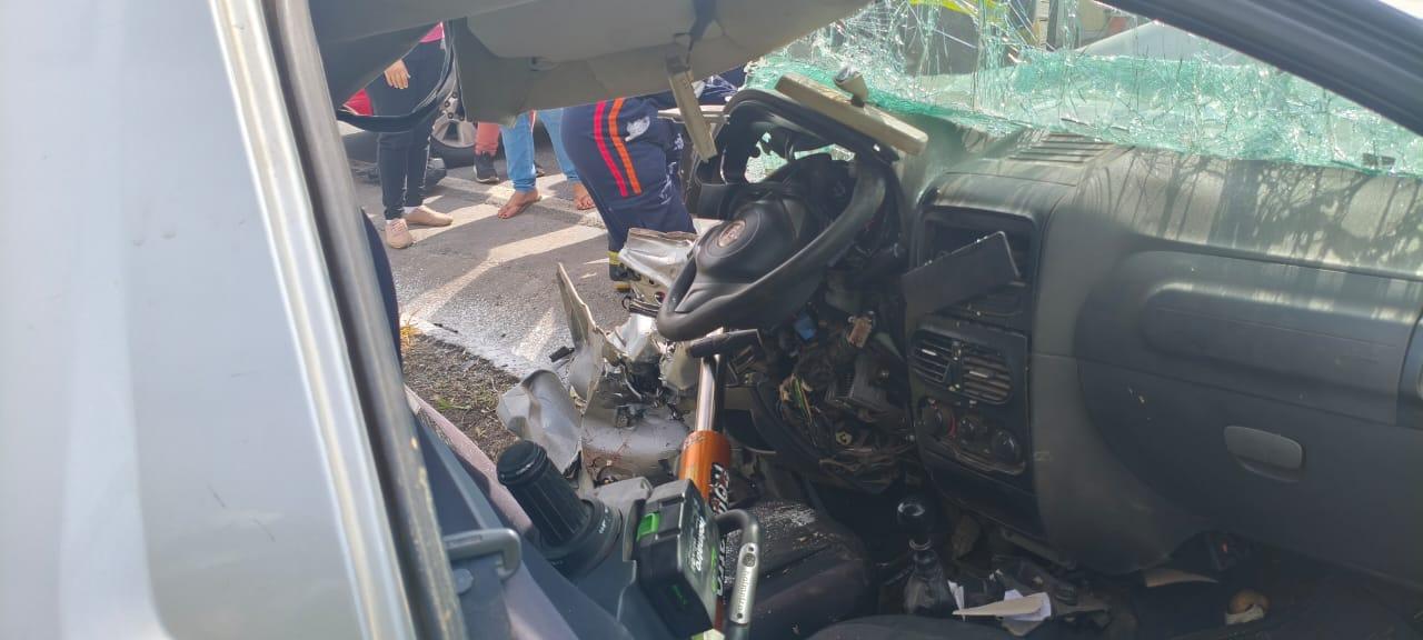 Grave acidente na BR-265 em Minas Gerais deixa motorista morto após colisão entre carreta e Fiat Strada