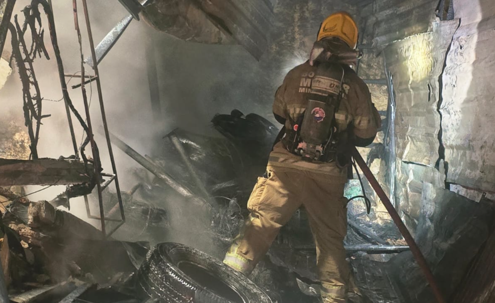 Incêndio atinge borracharia com cerca de 200 pneus em Juiz de Fora