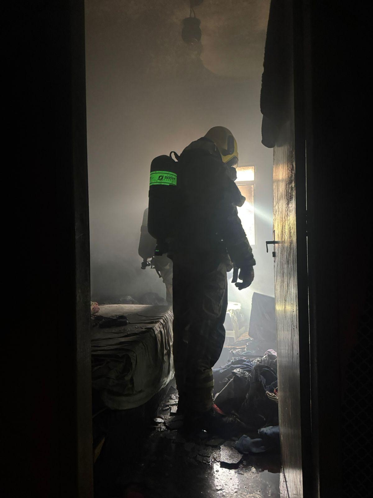 Incêndio atinge quarto de residência no Bairro Sagrado Coração de Jesus