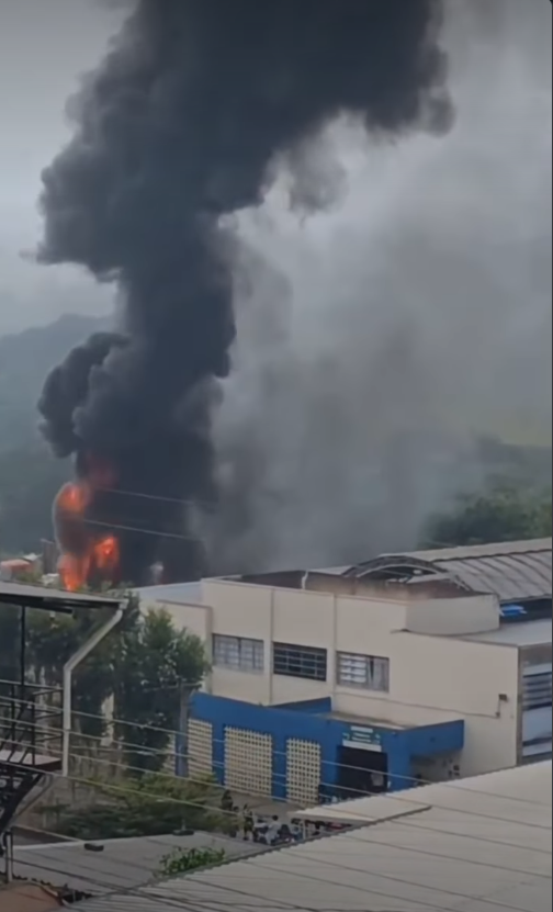 Incêndio em galpão de recicláveis suspende aulas e mobiliza bombeiros na Zona Norte