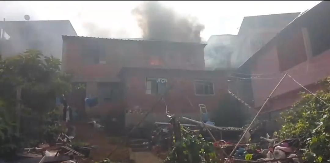 Incêndio em residência deixa família com 10 moradores desabrigada em Santos Dumont