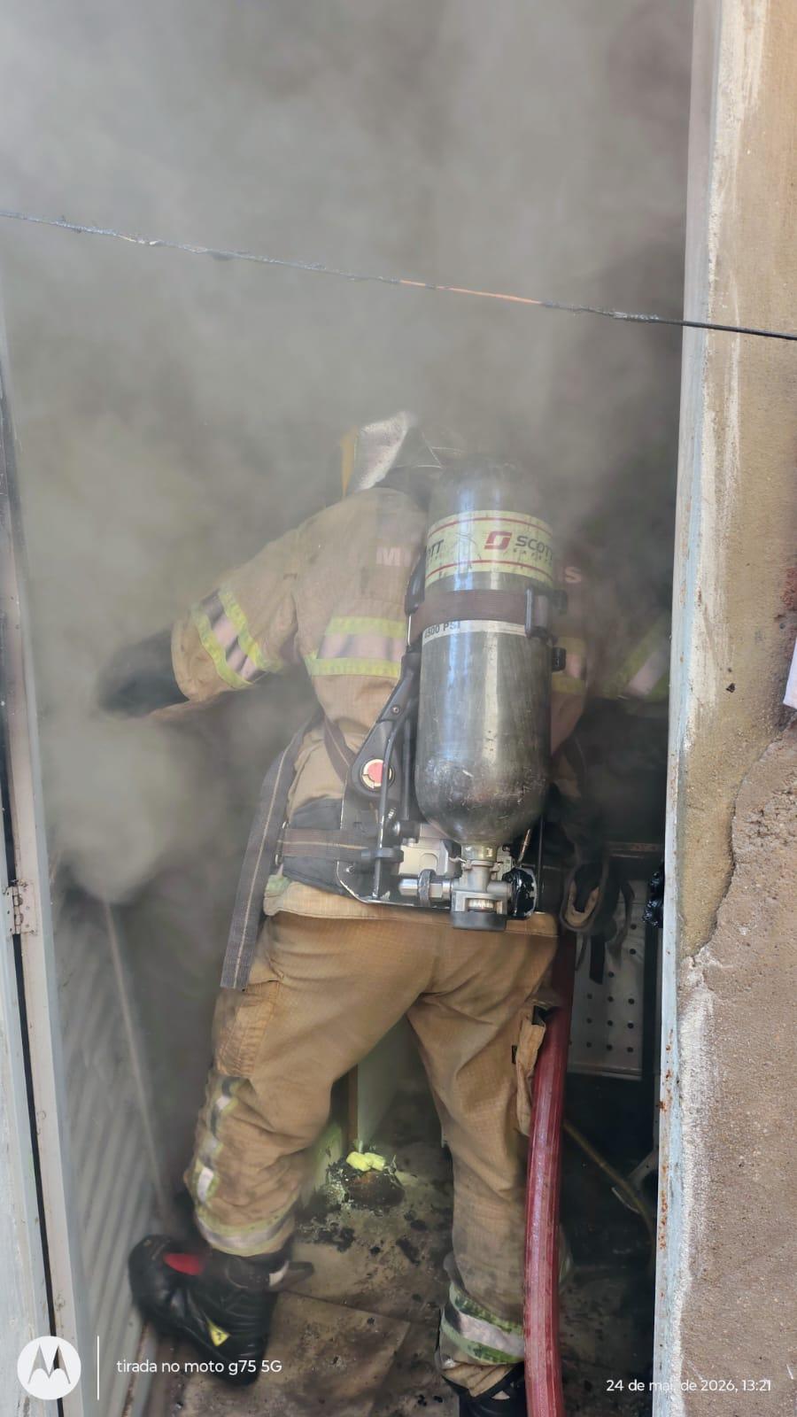 Incêndio em residência mobiliza bombeiros no bairro Progresso, em Juiz de Fora