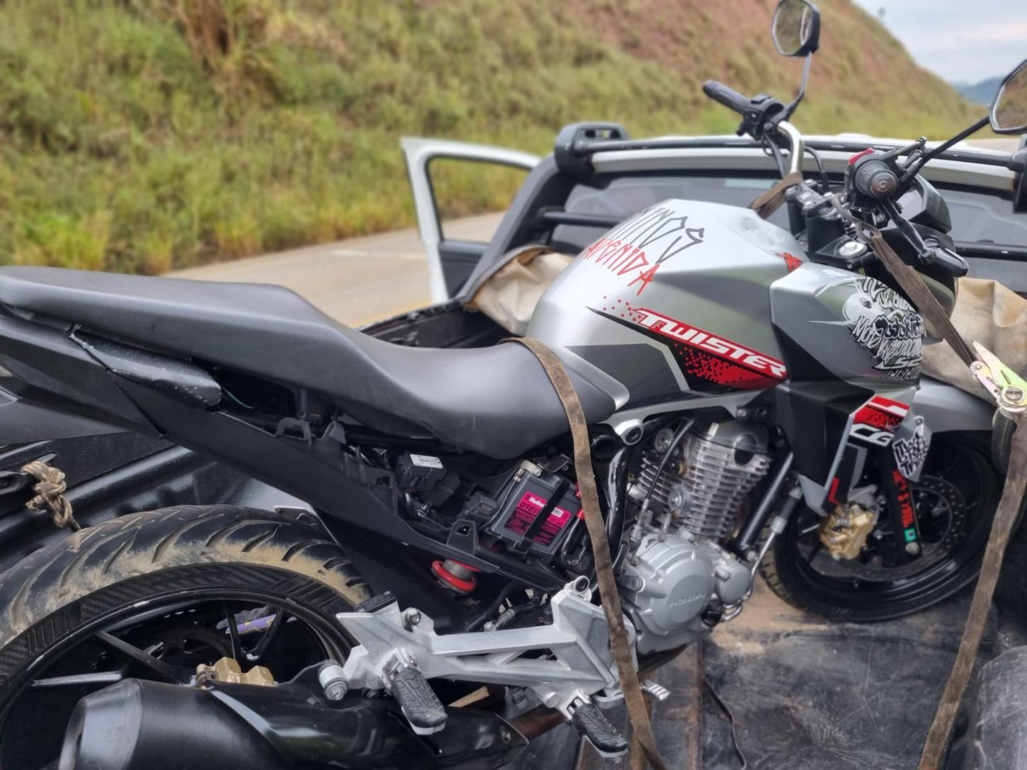 Jovem sem habilitação é detido após fugir da PM e abandonar moto em Santos Dumont