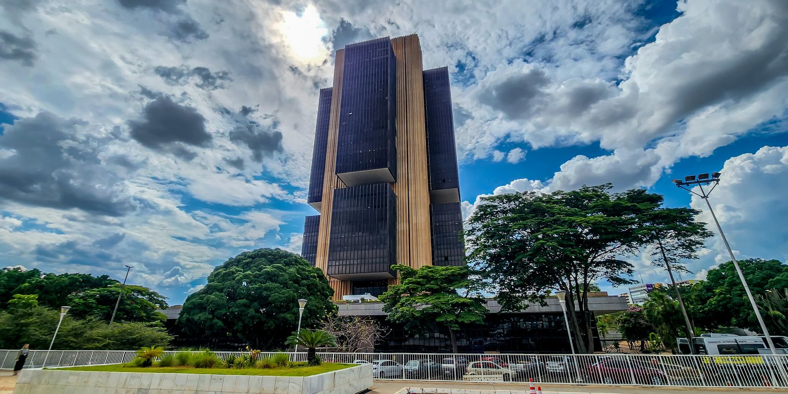 Juros elevados pressionam dívida pública brasileira mais que gastos, apontam economistas