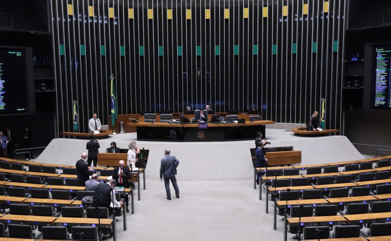 Minirreforma eleitoral aprova Refis e novas regras para contas de partidos políticos