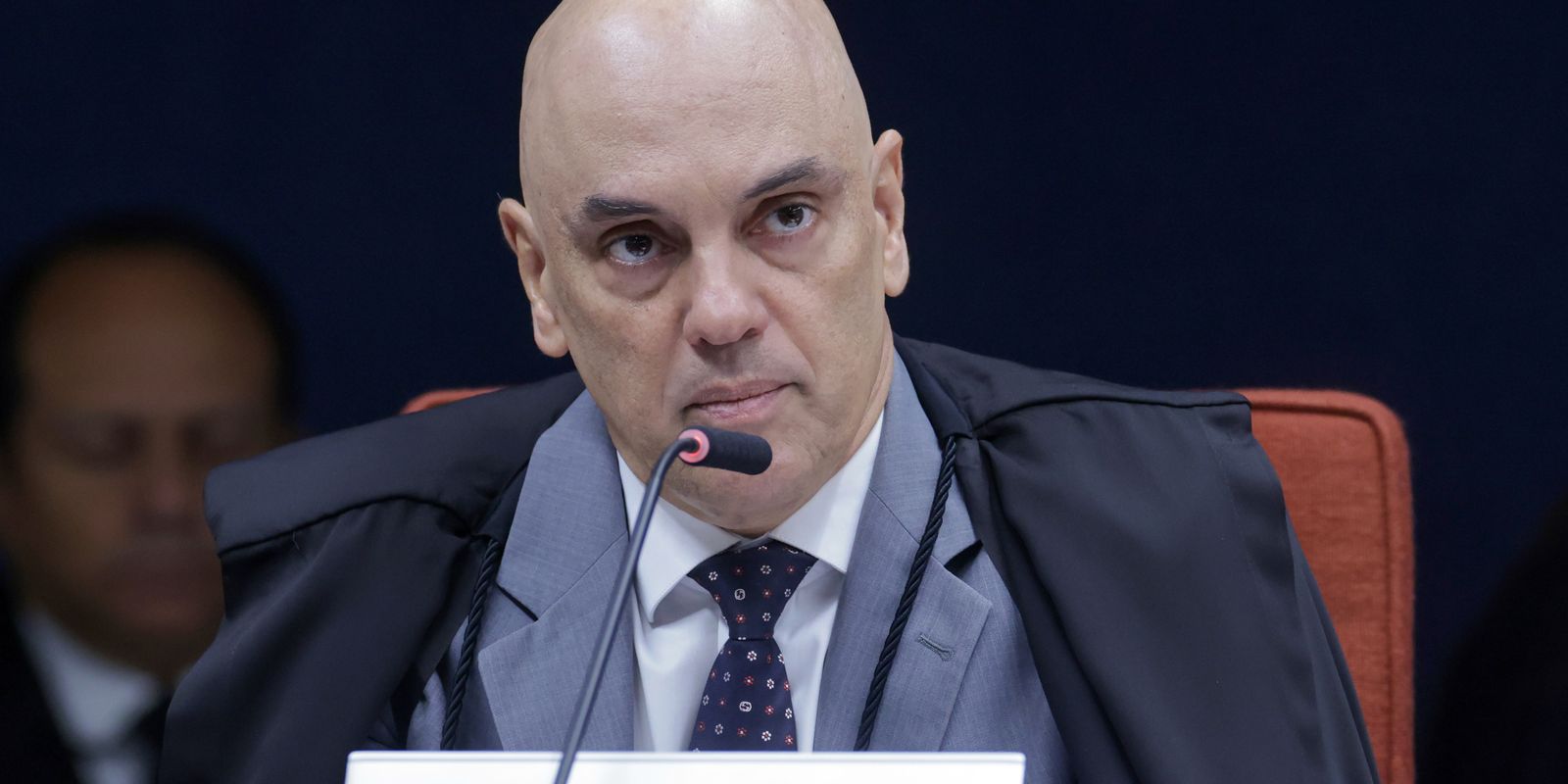 Moraes solicita parecer da PGR sobre inclusão de Jair e Flávio Bolsonaro em inquérito