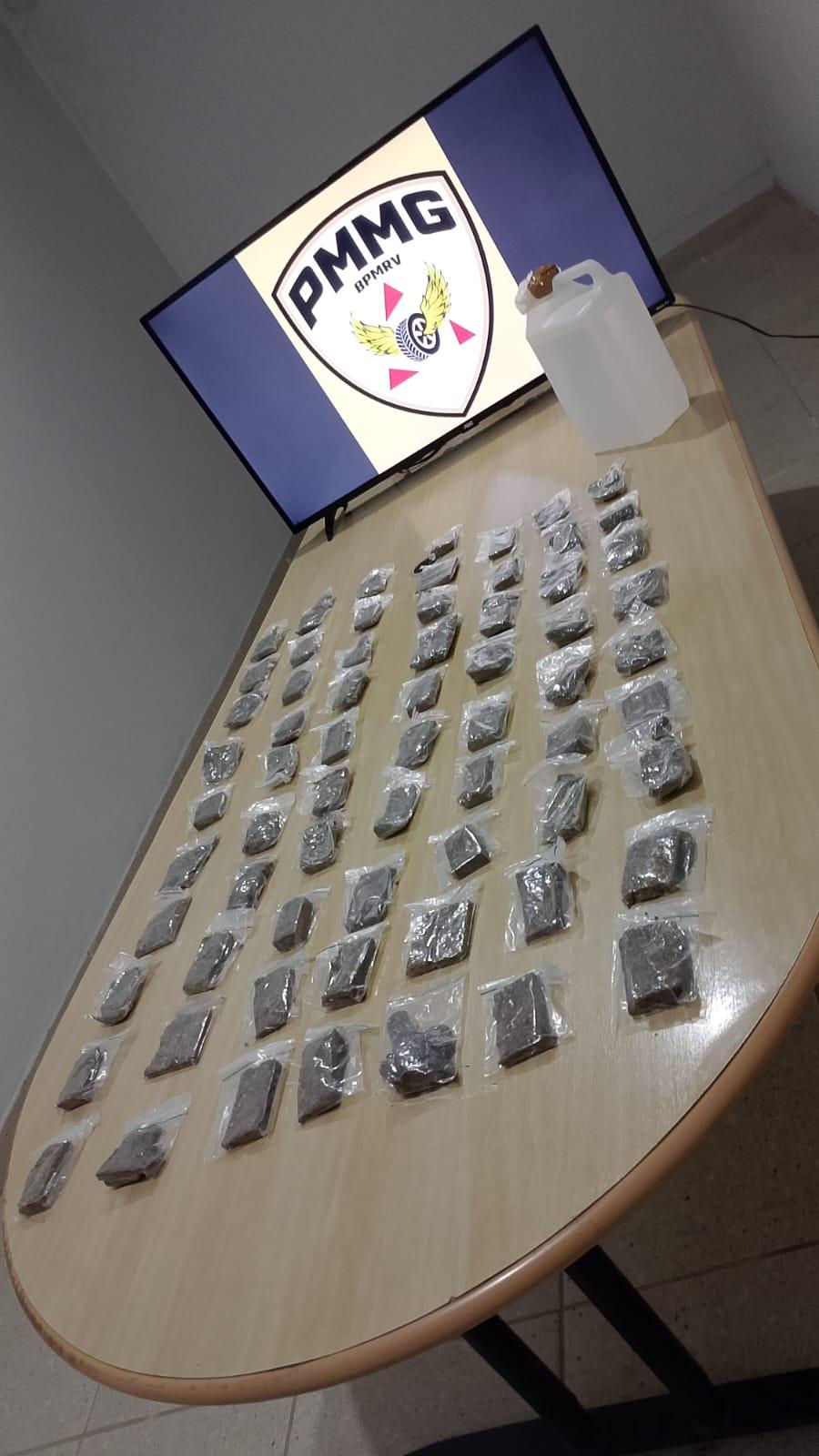 Mulher é presa com 67 tabletes de maconha e galão de clorofórmio em rodovia de MG