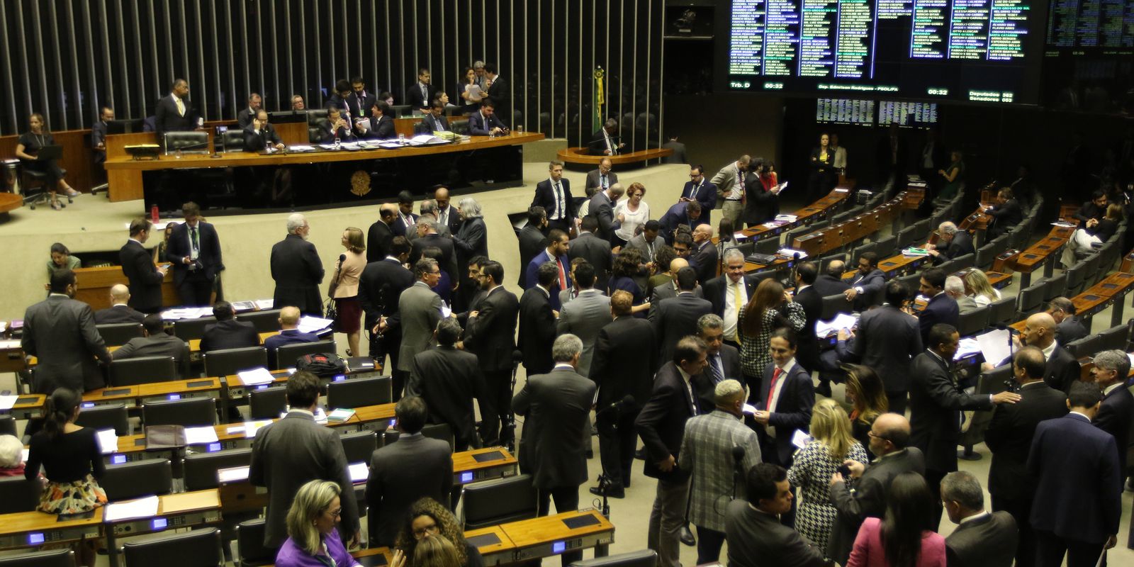 Congresso derruba veto e permite que municípios inadimplentes recebam recursos federais