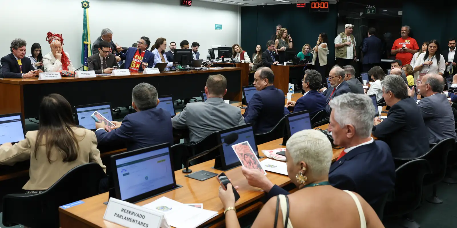 Oposição critica PEC que propõe fim da escala 6x1 e redução da jornada de trabalho