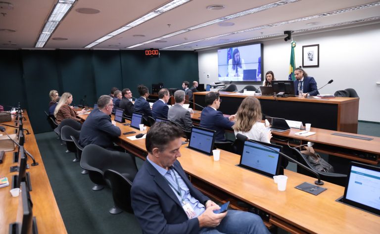Debate na Câmara defende prorrogação do Fust para levar internet a escolas