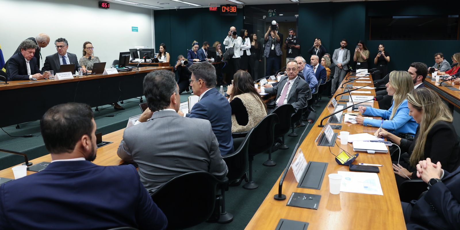 Pedido de vista adia votação da PEC que visa acabar com a escala 6x1