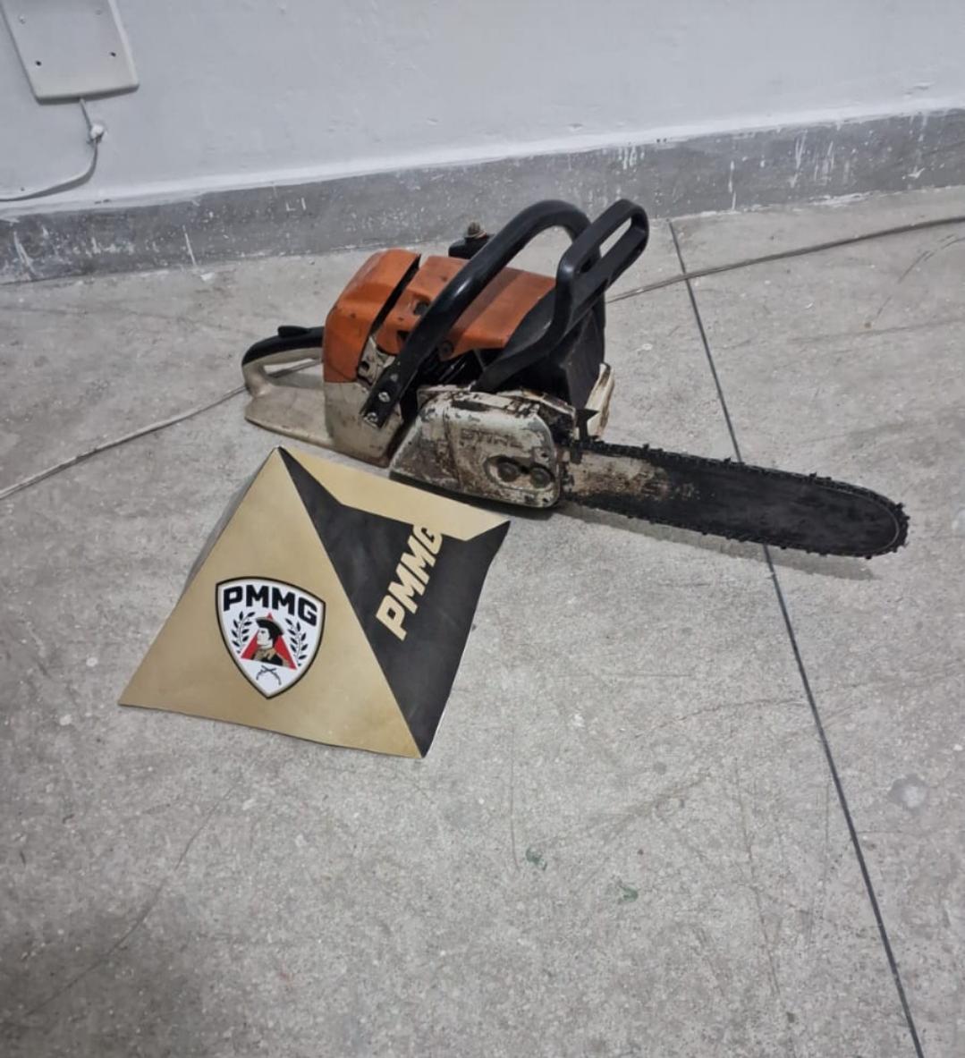 Polícia de Meio Ambiente prende homem e aplica multa em operação contra desmate ilegal em Santos Dumont