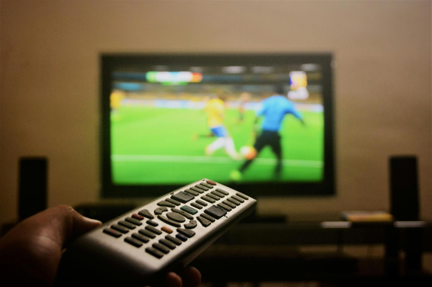 Foto de Soumith Soman: https://www.pexels.com/pt-br/foto/mao-segurando-holding-televisao-4777979/