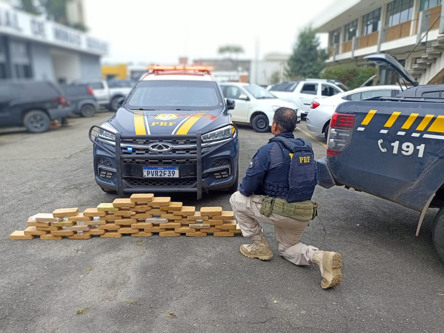 PRF e PM apreendem cerca de 50 kg de pasta base de cocaína na BR-040, em Juiz de Fora