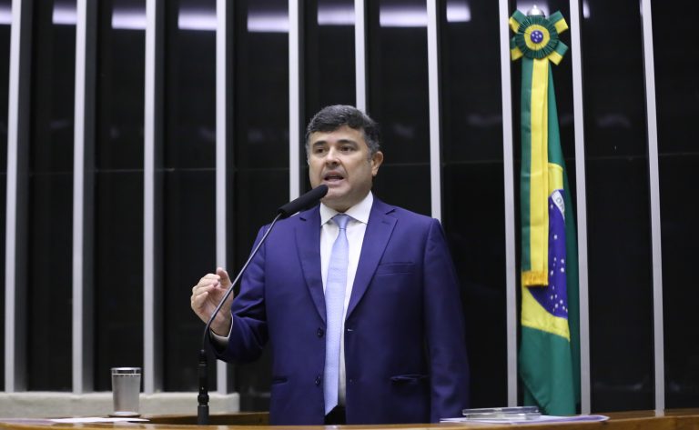 Projeto de lei exige técnico de enfermagem em escolas de tempo integral para reforçar a saúde escolar