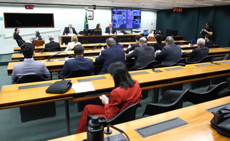 Setor empresarial solicita redução de encargos trabalhistas e critica fim da escala 6x1