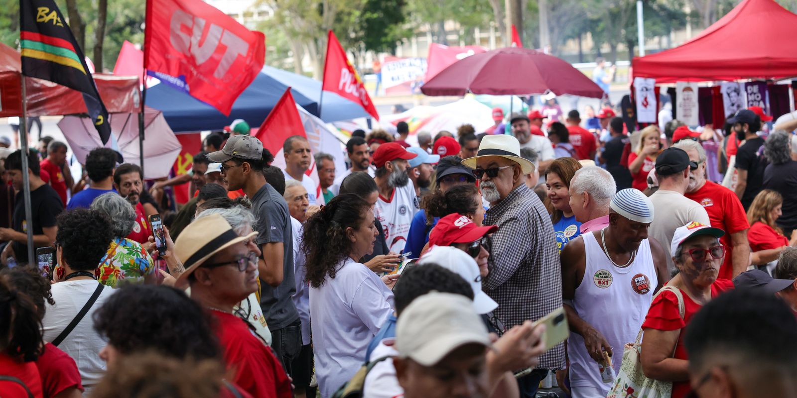 Atos de trabalhadores em diversas cidades pedem o fim da escala 6x1 e direito ao descanso