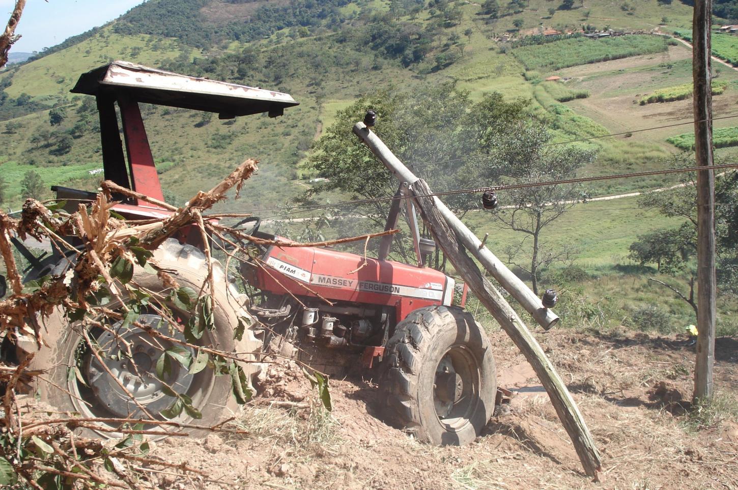 Uso de máquinas agrícolas próximo à rede elétrica provoca mortes e Cemig alerta para riscos em Minas Gerais
