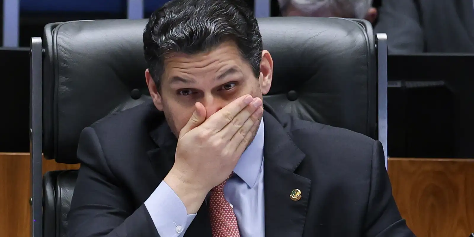 Davi Alcolumbre mantém silêncio sobre PEC da escala 6x1; oposição busca alternativas