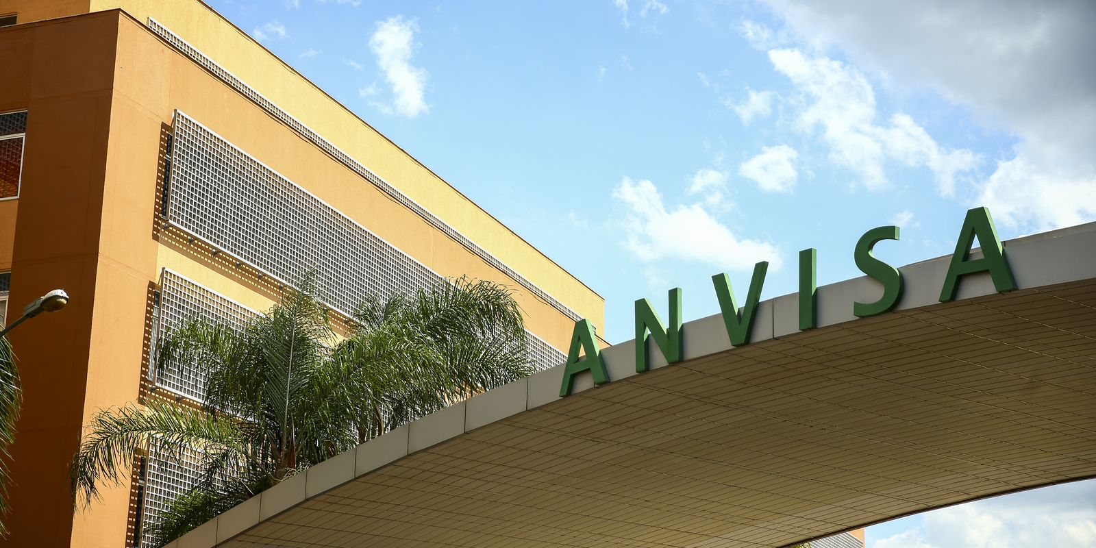 Anvisa determina suspensão de medicamentos para hipertensão e câncer de mama